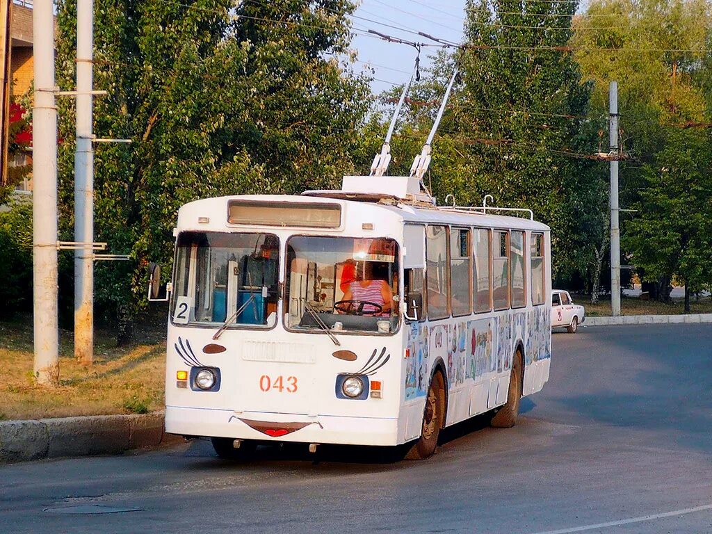13 день троллейбуса. Троллейбус ЗИУ 682. ЗИУ 682 кабина. Троллейбус ЗИУ Новокуйбышевск. 1995 Кировабад троллейбус.
