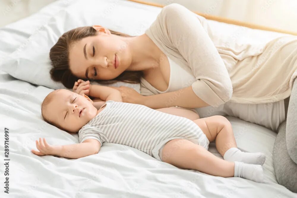 Мом sleeping son japan. Мом сон с переводом. Трогает сестру. Мом сон с переводом. Утро.