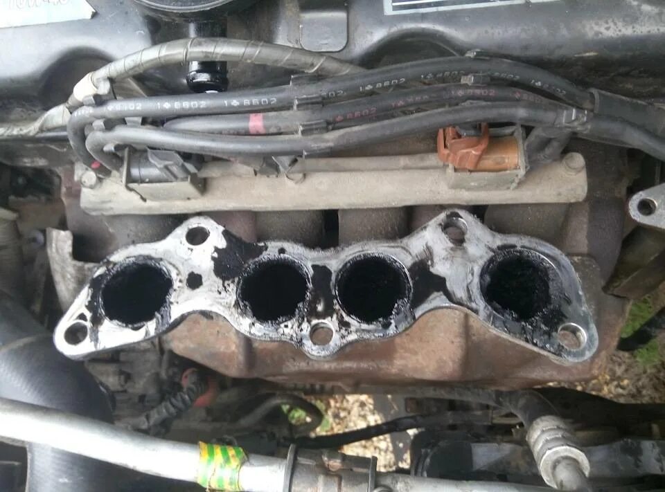 Очистка системы впуска. Система впуска воздуха двигателя. Впускной коллектор дизельного двигателя. Camry 50 чистка впускного коллектора. Система впуска двс.