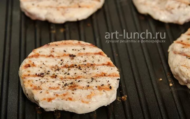 Свиные медальоны с картофелем и луком
