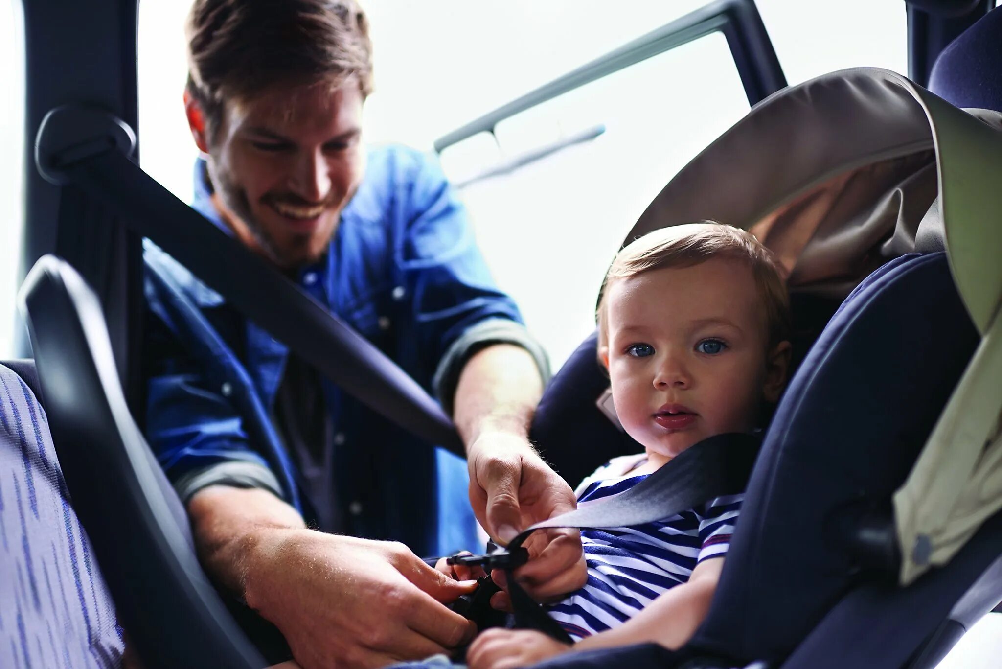 Dad a new car. Ребенок пассажир. Человек в автомобильном кресле. Пассажир картинка. Ребенок в кресле.