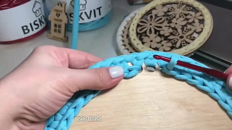 Обвязка донышка d- 40 см. Обвязывание деревянного донышка. Обвязать донышко для сумки. Донышки для корзинок из трикотажной пряжи. Обвязываем донышко.