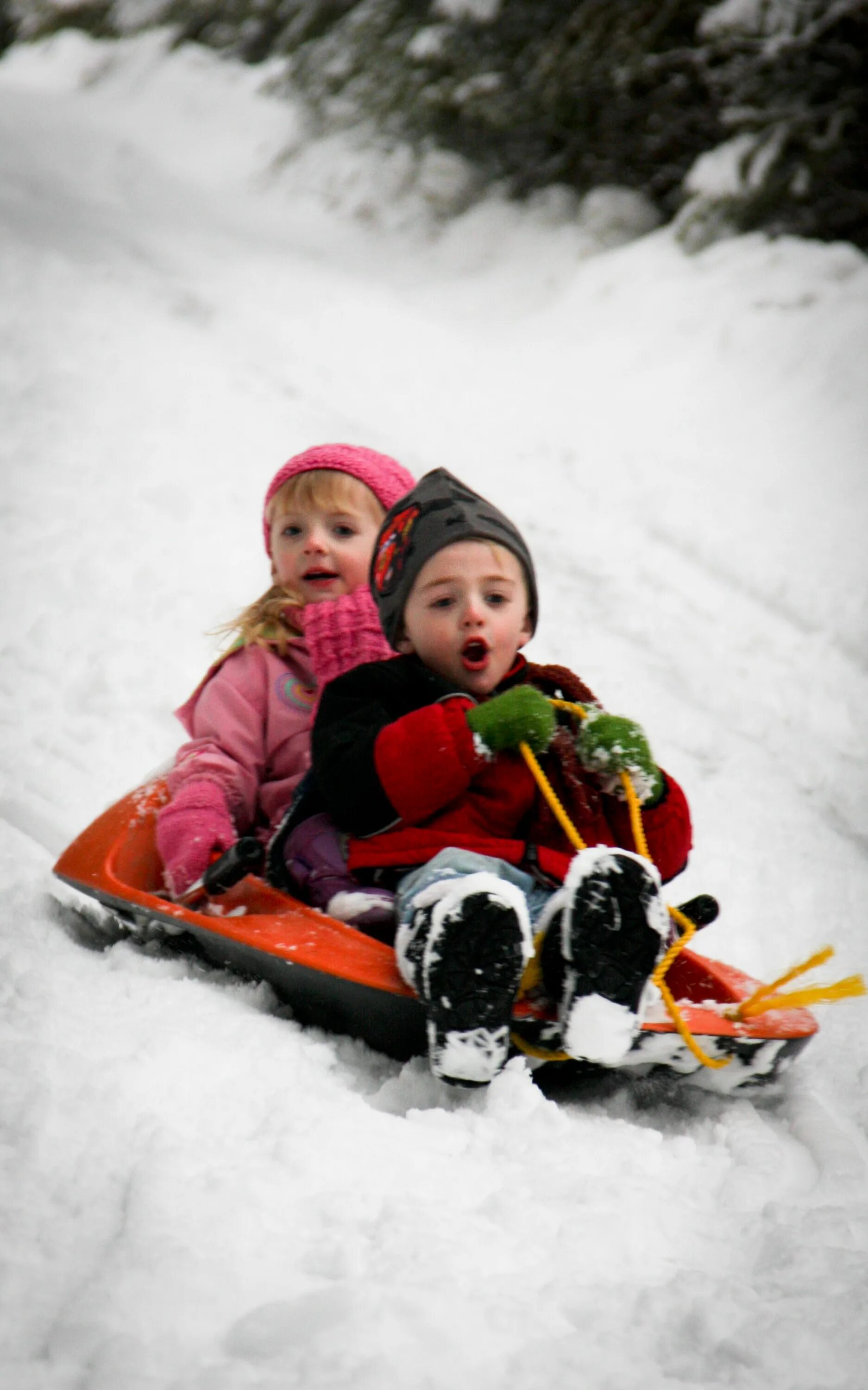 Go sledding. С сыном на горке. sledging. go sledding картинка.