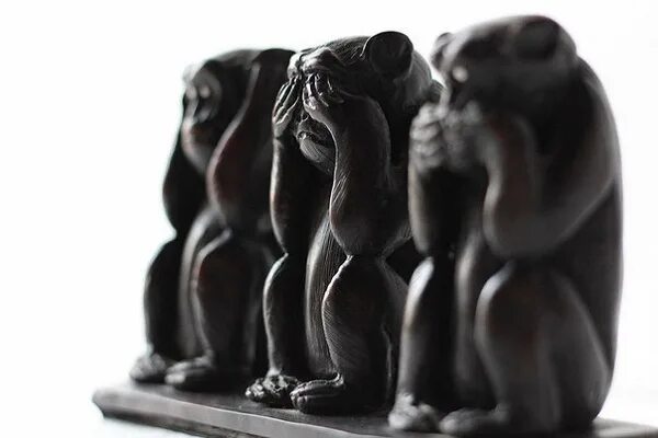 Ничего не вижу статуэтка. Мидзару кикадзару ивадзару. обезьяны мидзару. нэцкэ мидзару кикадзару. обезьяны статуэтка не вижу не слышу.