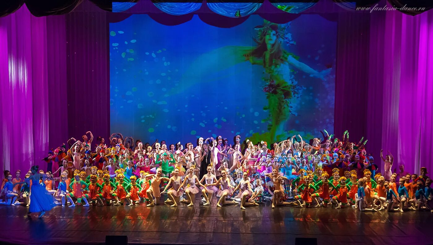 Детский танцевальный коллектив морошки нарьян-мар. Эстрадные танцы для детей. Детский вокальный ансамбль. Эстрадные танцы для детей. Сценический костюм для девочки.