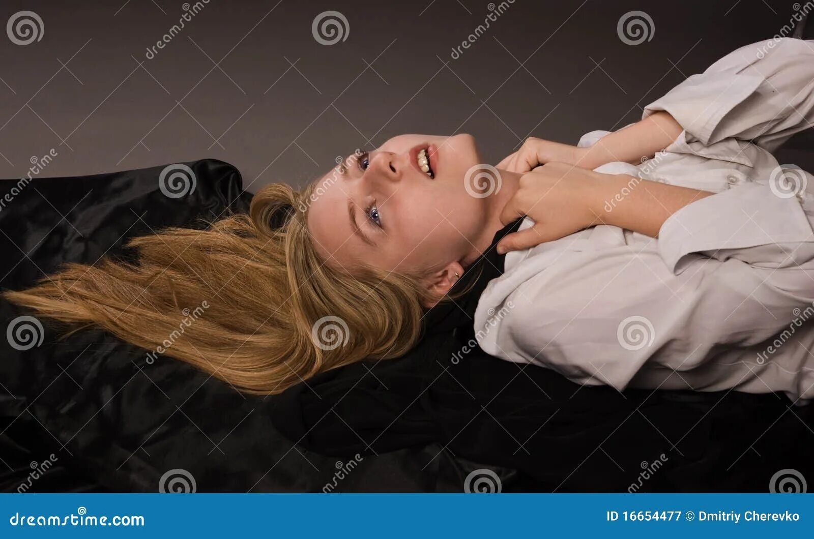Strangled pst. Мертвая деловая женщина. Женский странглинг удушье. Strangled pst. Strangled pst.