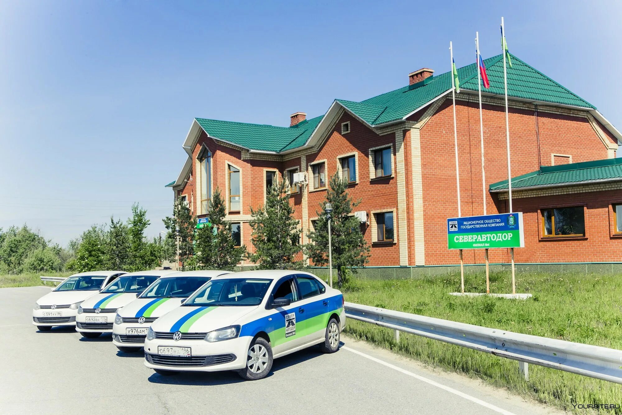 Полицейские машины ханты мансийска. Ледовая 11 ханты-мансийск. Сургут 86rus. Северавтодор нефтеюганск. Ханты мансийск машины.