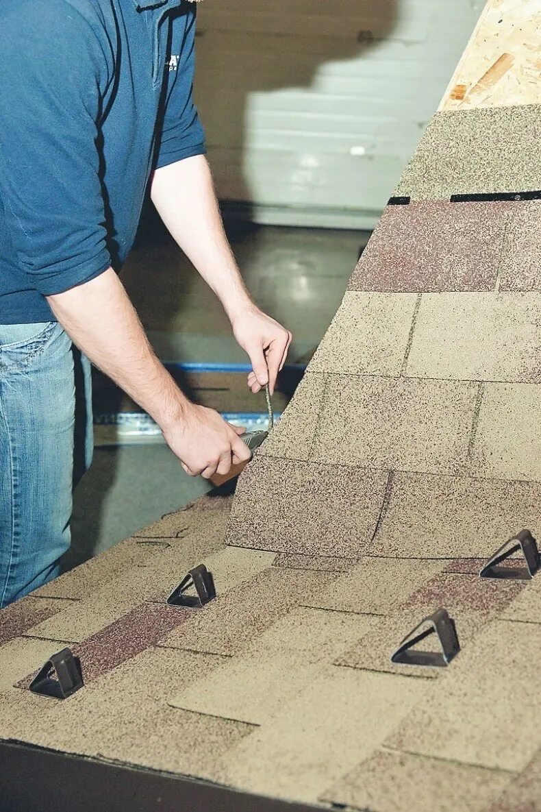 Монтаж гибкой черепицы технониколь. Как положить гибкую. Укладка мягкой черепицы технониколь. Гибкая черепица на доски. Как положить гибкую.