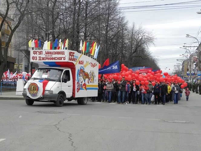 1 мая пермь. Украсить машину на 1 мая. 1 Мая машина. Украшенные машины на демонстрации первого мая. Автомобили на демонстрации 1 мая.