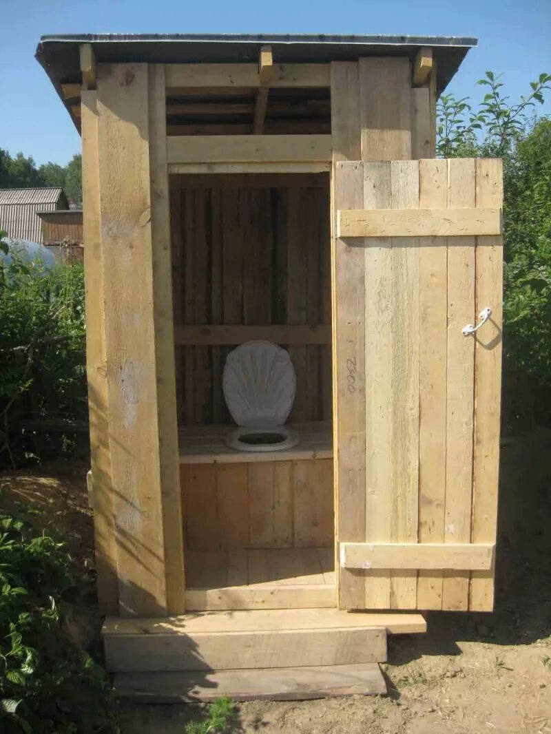 Как построить уличный туалет своими руками. Туалет дачный. Дачный уличный туалет. Садовый туалет деревянный. Дачные Деревенские туалеты.
