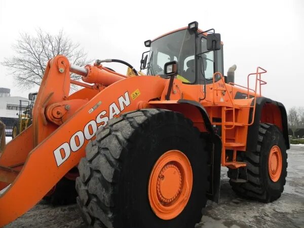 Дл 500. Doosan dl500. Фронтальный погрузчик Doosan dl580. Погрузчик фронтальный Дусан 500. Дусан 420 погрузчик.