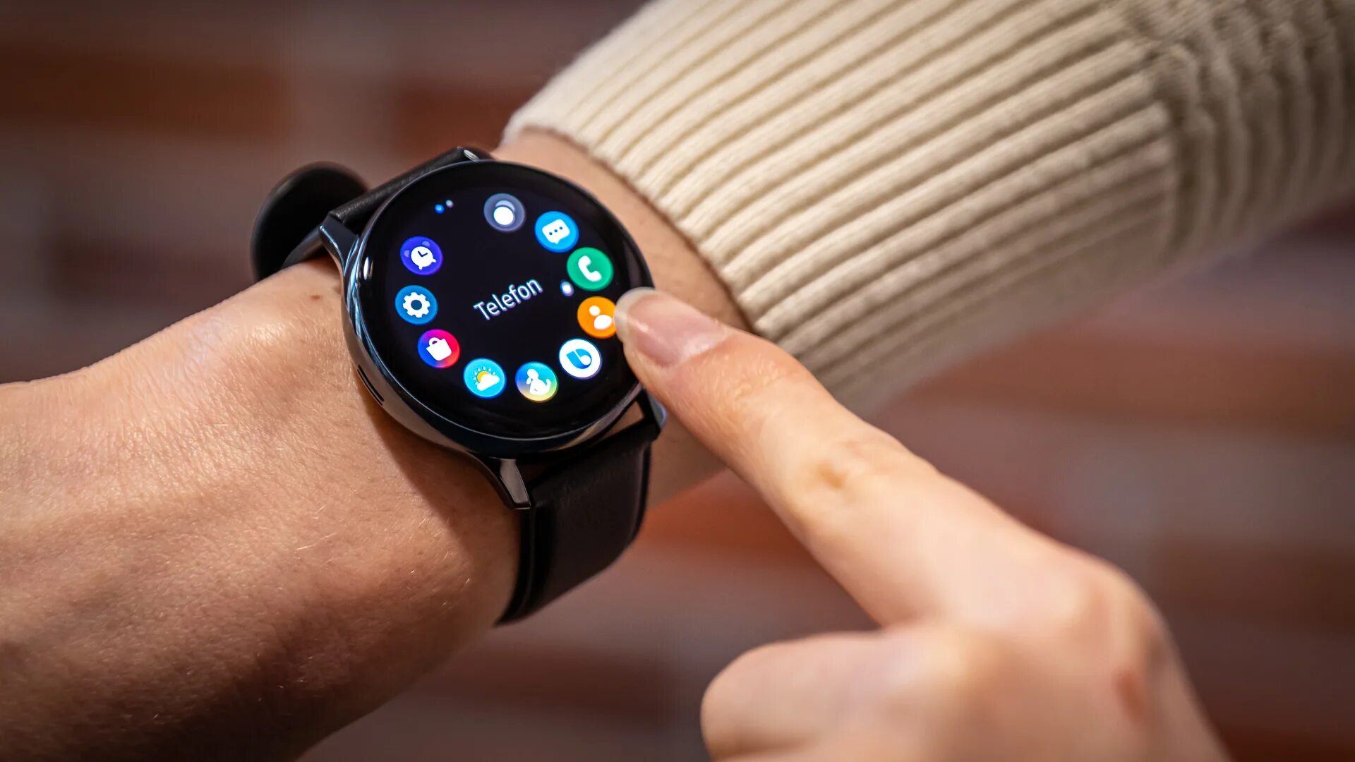 Галакси вотч к айфону. Samsung apple watch active 2. самсунг галакси вотч 5. samsung galaxy watch active 4. смарт часы гэлакси вотч 4 оливковый.