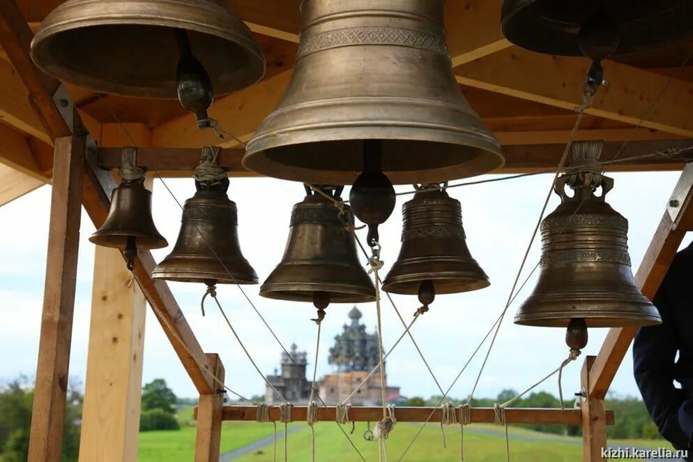 Кижи колокола. Музей колоколов на острове Кижи. Кижи звонари. Колокольная храма Звонарь.