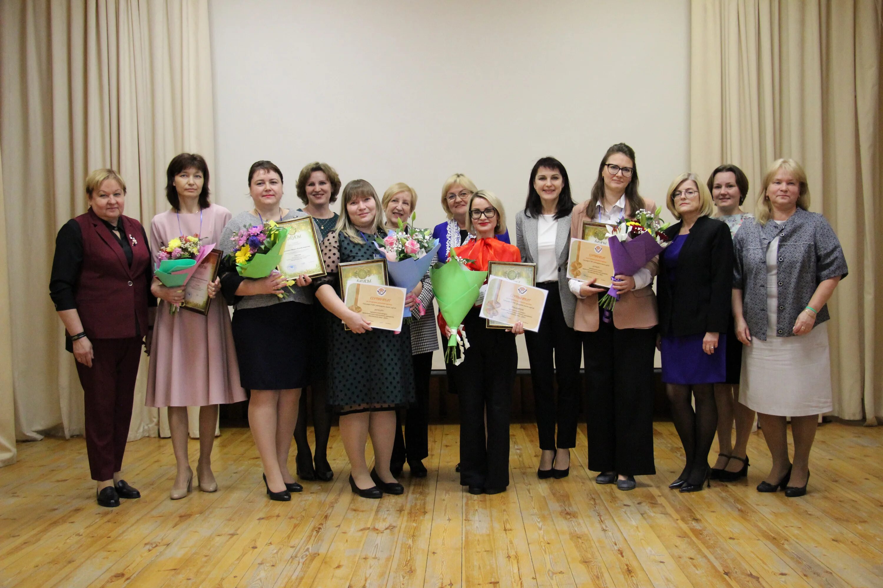 воспитатель 2023. учитель года 2023. воспитатель года 2023 детского. с выпускным из детского сада. современный воспитатель 2023.