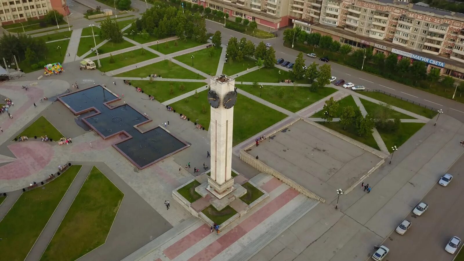 Территория города магнитогорск. Магнитогорск Центральная площадь. Куранты Магнитогорск. Куранты на площади народных гуляний Магнитогорск. Городские куранты Магнитогорск.