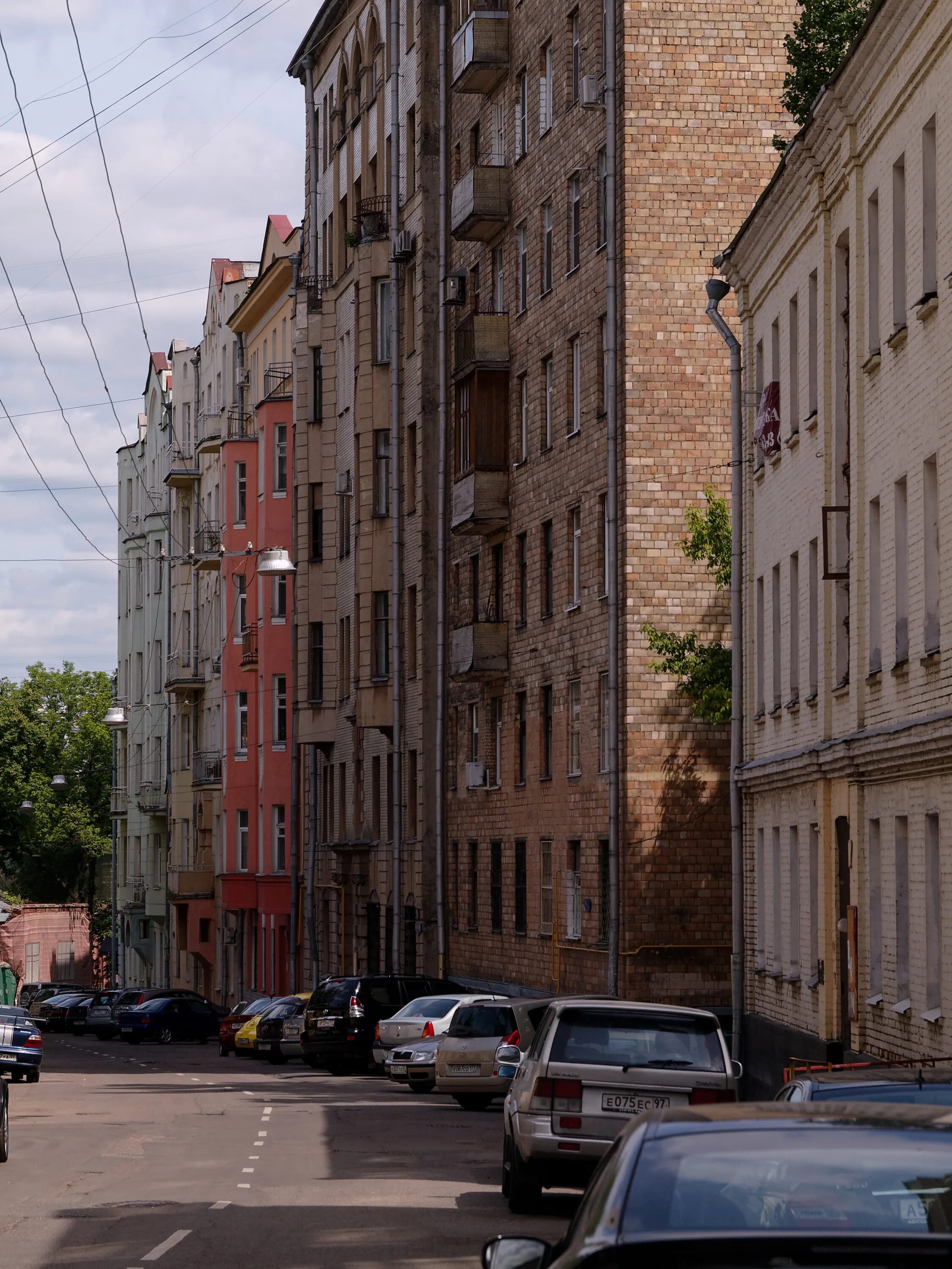 Хамовники улицы. Старые дворики москвы. Узкий переулок москва. Малый казенный переулок 2. Питерский дворик санкт-петербург.