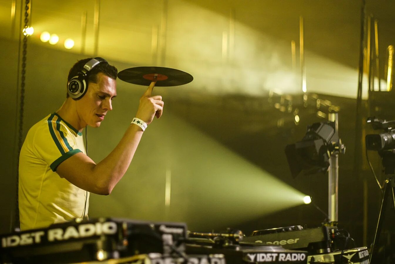 Both tiesto feat 21. Диджей Тиесто. Tiesto 2002. Тиесто 2000. Tiesto 2003.