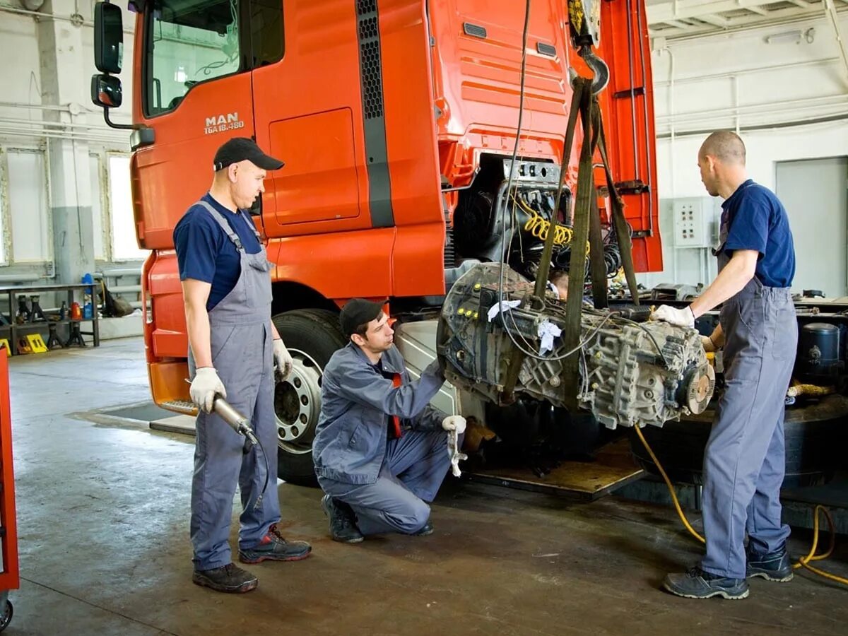 Автомеханик грузовых автомобилей. Слесарь по ремонту мотористы. Профессия автомеханик. Слесарь по ремонту мотористы. Моторист двс.