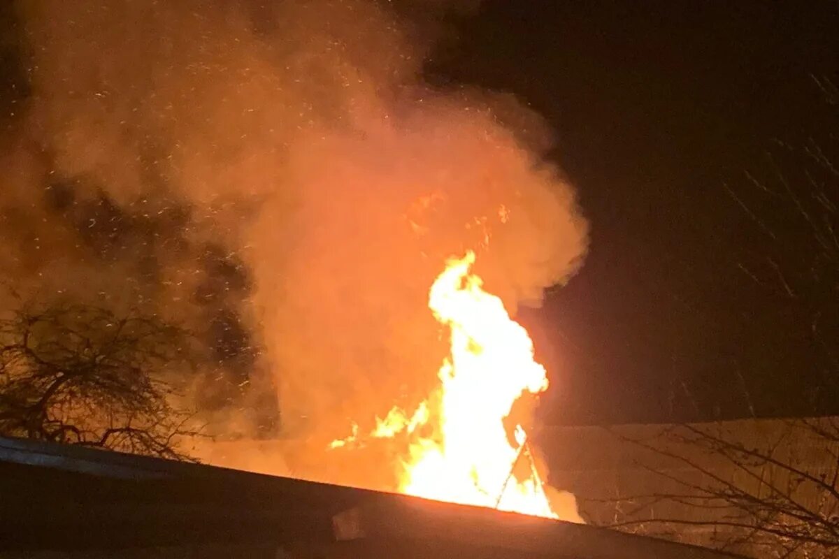 Пожар. Ночной пожар. Горит дом ночью. Пожары в Кяхте. Сгорел ночной