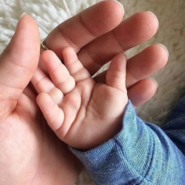Детские руки фото. Ладошка малыша. Маленькая ручка ребенка. Ладонь младенца. Ребенок на руках.