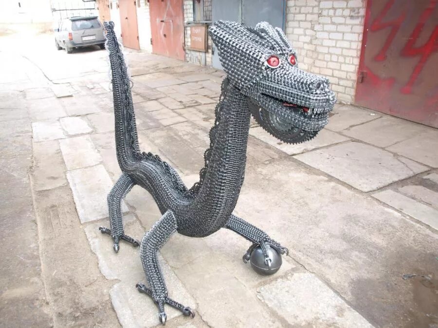 Ящерица из цепи. Дракон из покрышек. Динозавр из колес. Змея из металла. Змея из шин.