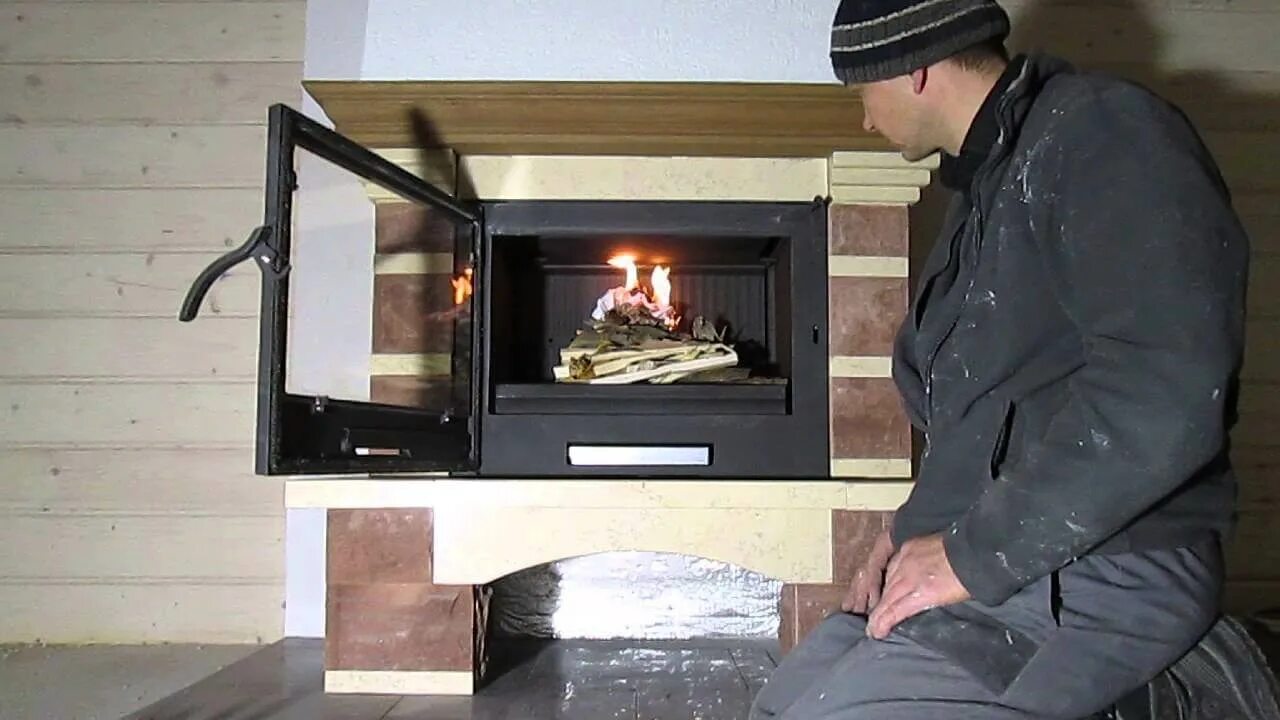 Растопка печи. Камин на дровах. Камин топится дровами. Дрова в топку. Печка на дровах.