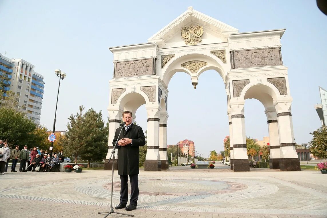 Новости арка. Триумфальная арка Астрахань. Астрахань арка на проспекте Гужвина. Триумфальная арка и аллея славы Астрахань. Г. Астрахань Триумфальная арка аллея славы.