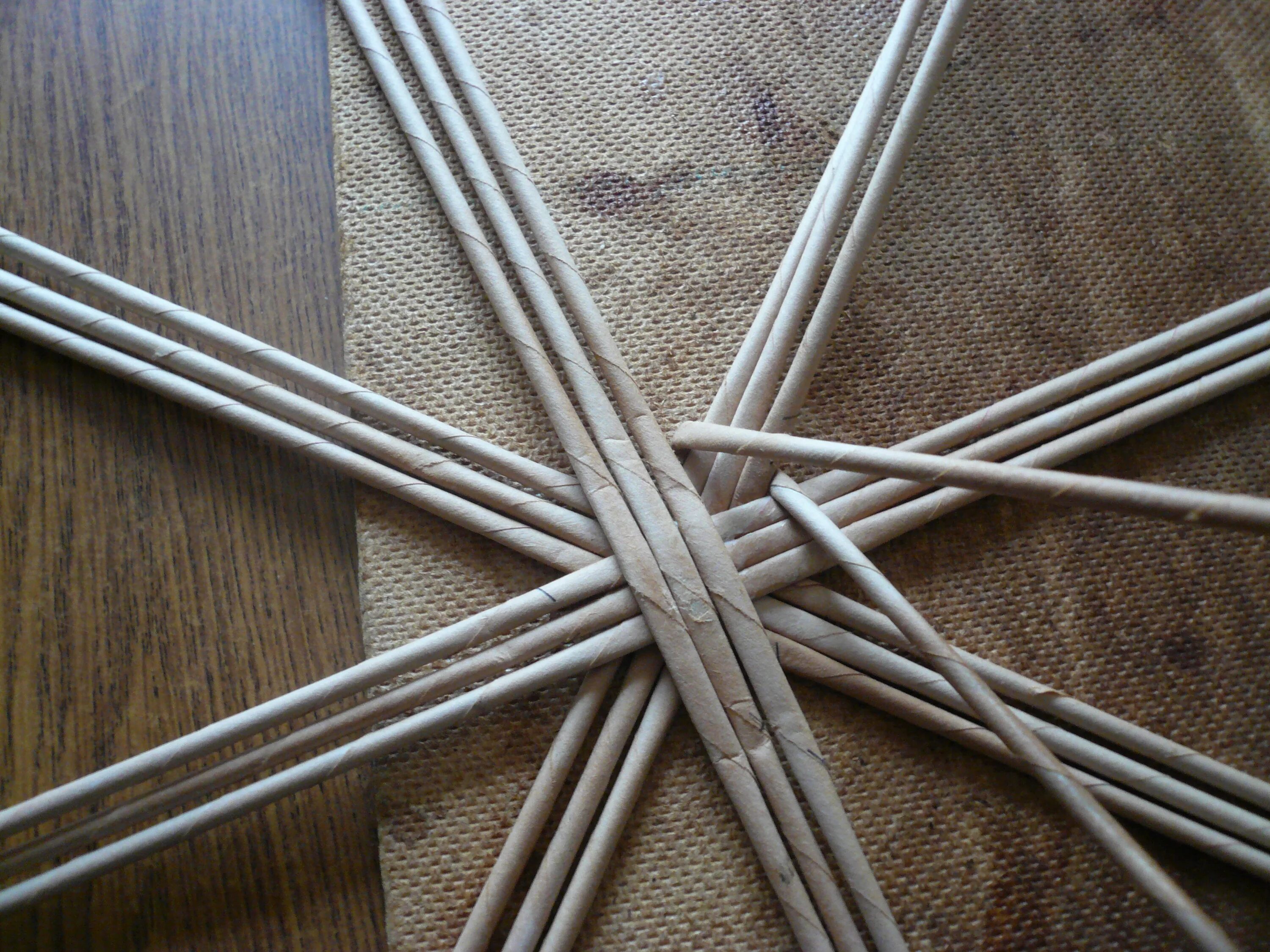 трубочки для плетения корзин. плетёные корзины из газетных трубочек. бумажные трубочки для плетения. бумажные трубочки для плетения. плетеные изделия из бумажной лозы.