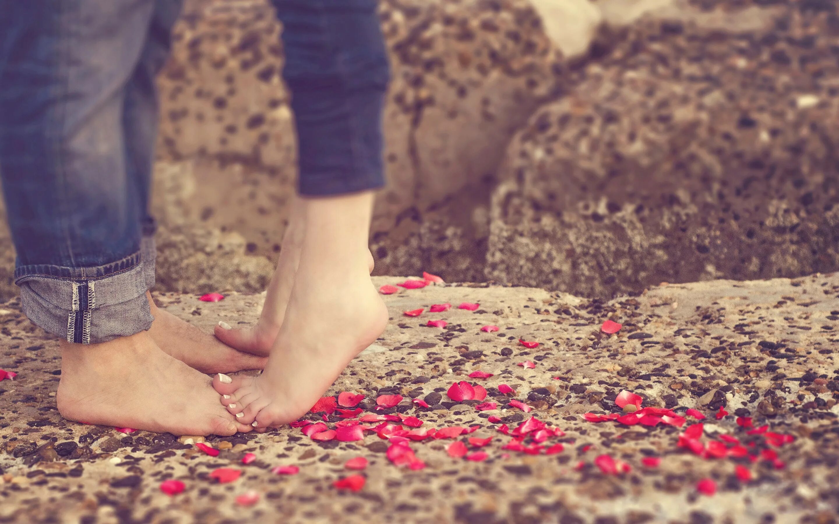 Couples feet. Ноги влюбленных. Романтические картинки. Романтические картинки о любви. Романтика нежность.