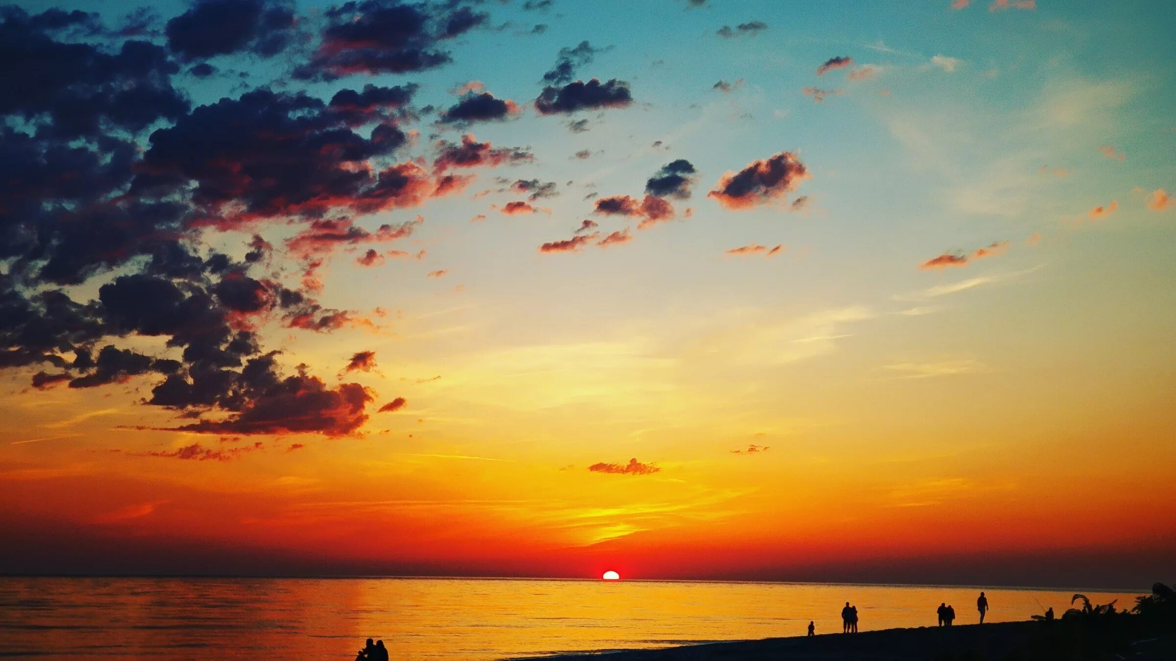 тайский закат. красивый осенний закат. провинция чиангмай таиланд закат. фото желтый закат веточка. осеннее небо.