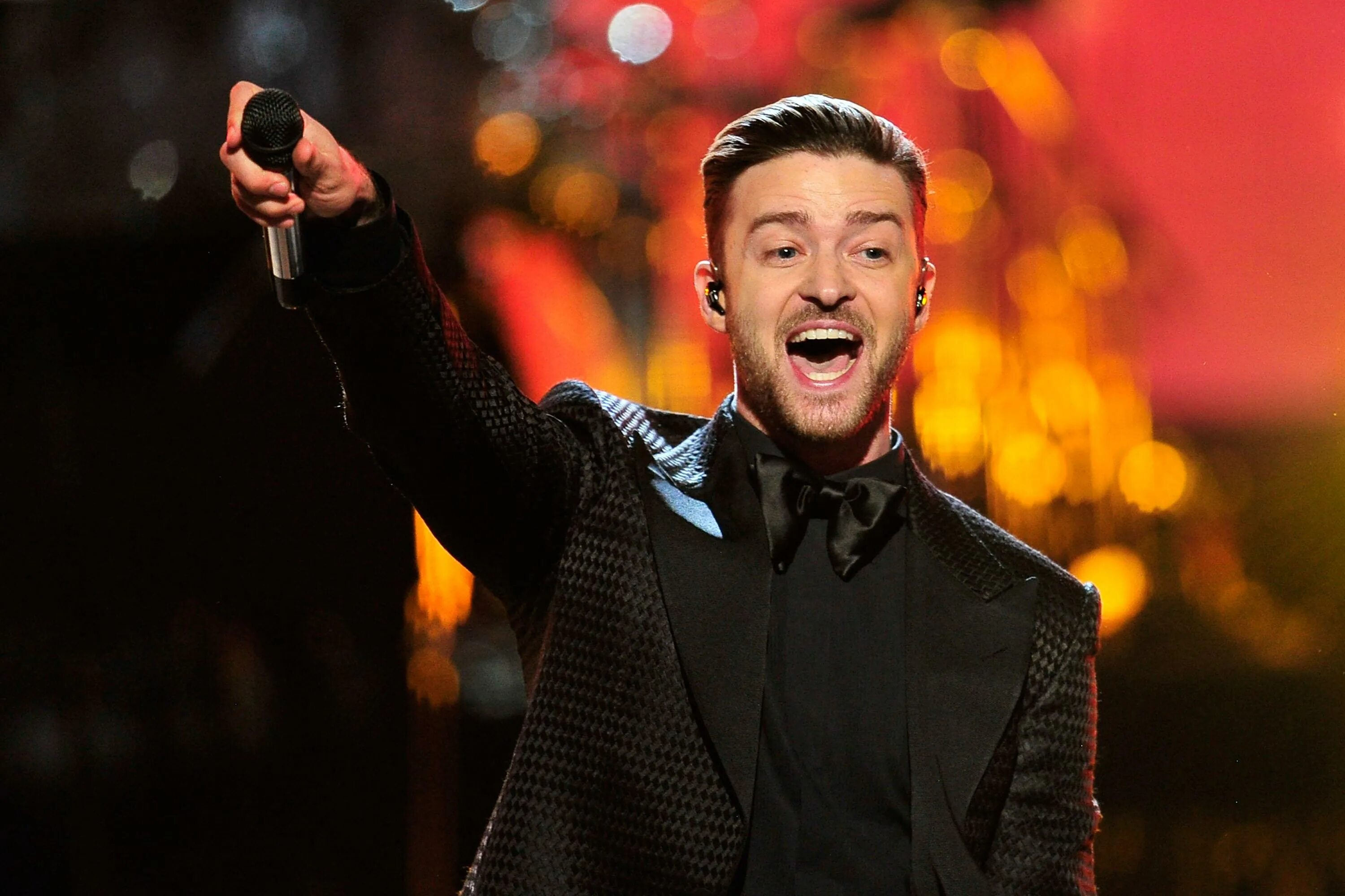 Мир вокалиста. Justin Timberlake. Джастин Тимберлейк на сцене. Джастин Тимберлейк с микрофоном. Концерт Джастина Тимберлейка.