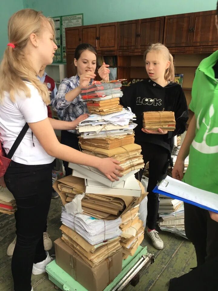 Макулатура в школу что можно сдавать. Сдача макулатуры. что такое макулатура в школе. школьники сдают макулатуру. всемирный день сдачи макулатуры.