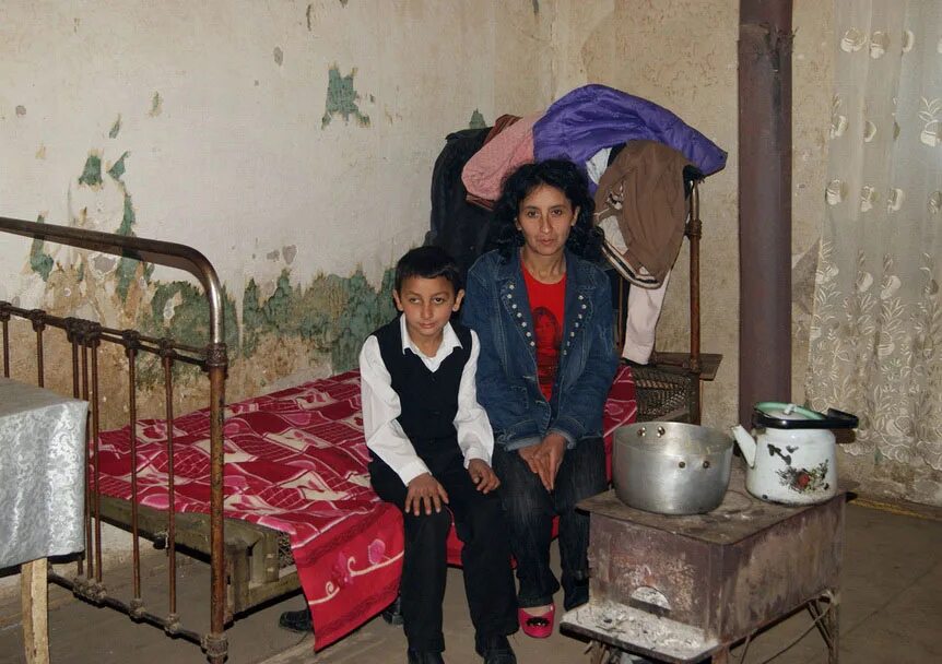 Бедная квартира с детьми. Армянская община сирии. Как живут армяне. Как живут армяне. Квартира армян.