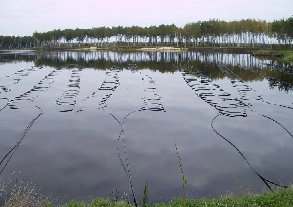 Геотермальное отопление пруд. Тепловой насос водоем. Тепловой насос от пруда. Озеро с проточной водой. Батарея пруд