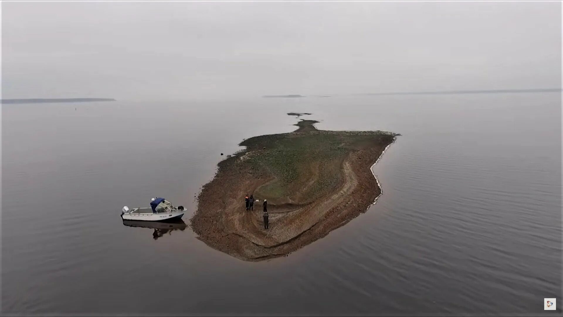 Акватория рыбинского водохранилища. На катере потрыбинскому водохранилищу. Ездят по льду рыбинского водохранилища. Рыбинское водохранилище зимой. Рыбинское водохранилище 2024.
