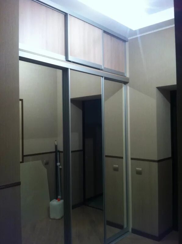 Встроенный шкаф купе с антресолью в прихожую. Встраиваемый шкаф в прихожкк. Шкаф купе с антресолью. Шкаф купе с антресолями для прихожей. Встроенный шкаф-купе с антресолью в спальню.