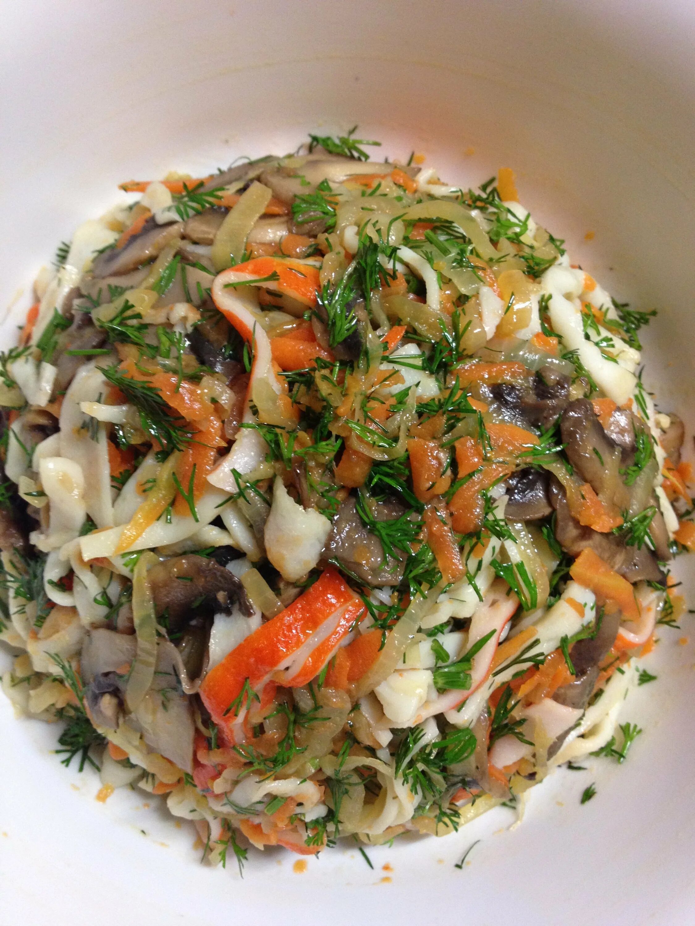 Салат с курицей и шампиньонами жареными морковью. Салат с грибами. Салат с шампиньонами. Гибжали салат. Салат с грибами шампиньонами жареными.