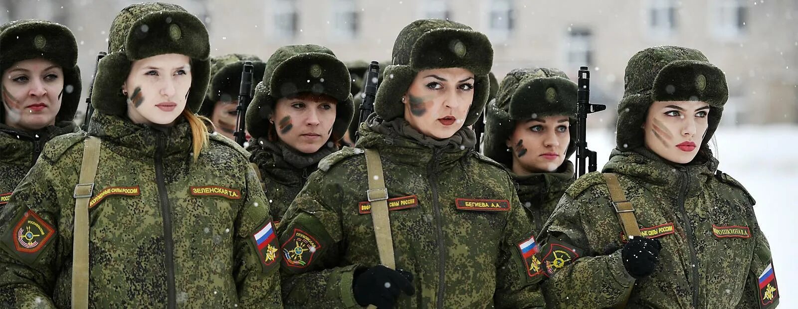 Сколько женщин служит. Женщины в армии. Женщины в Российской армии. Современная Военная форма. Женщины военные в России.