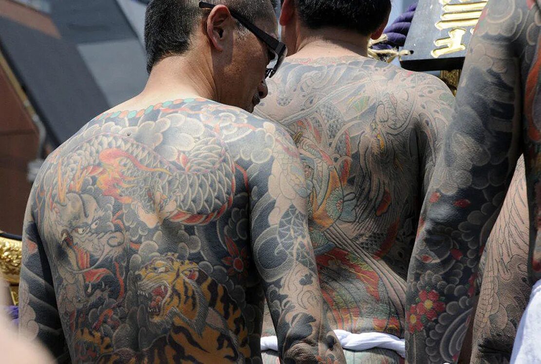 Кто такой якудза в японии. Татуировки якудза ямагути-гуми. Мир наизнанку япония якудза. Сандзя-мацури якудза. Юки цумото якудза.