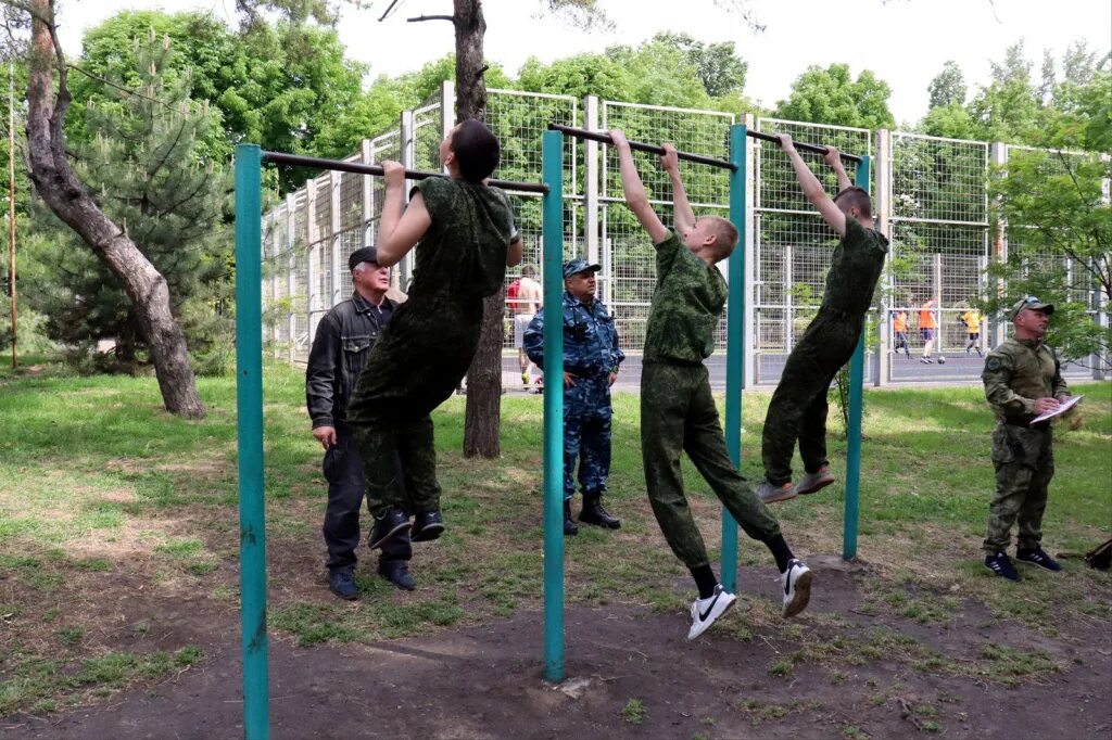 Школьная полоса препятствий скп-102. Военизированная полоса препятствий. Полоса препятствий петергоф университет военных. Полоса препятствий петергоф университет военных. Спортивный городок воинской части.