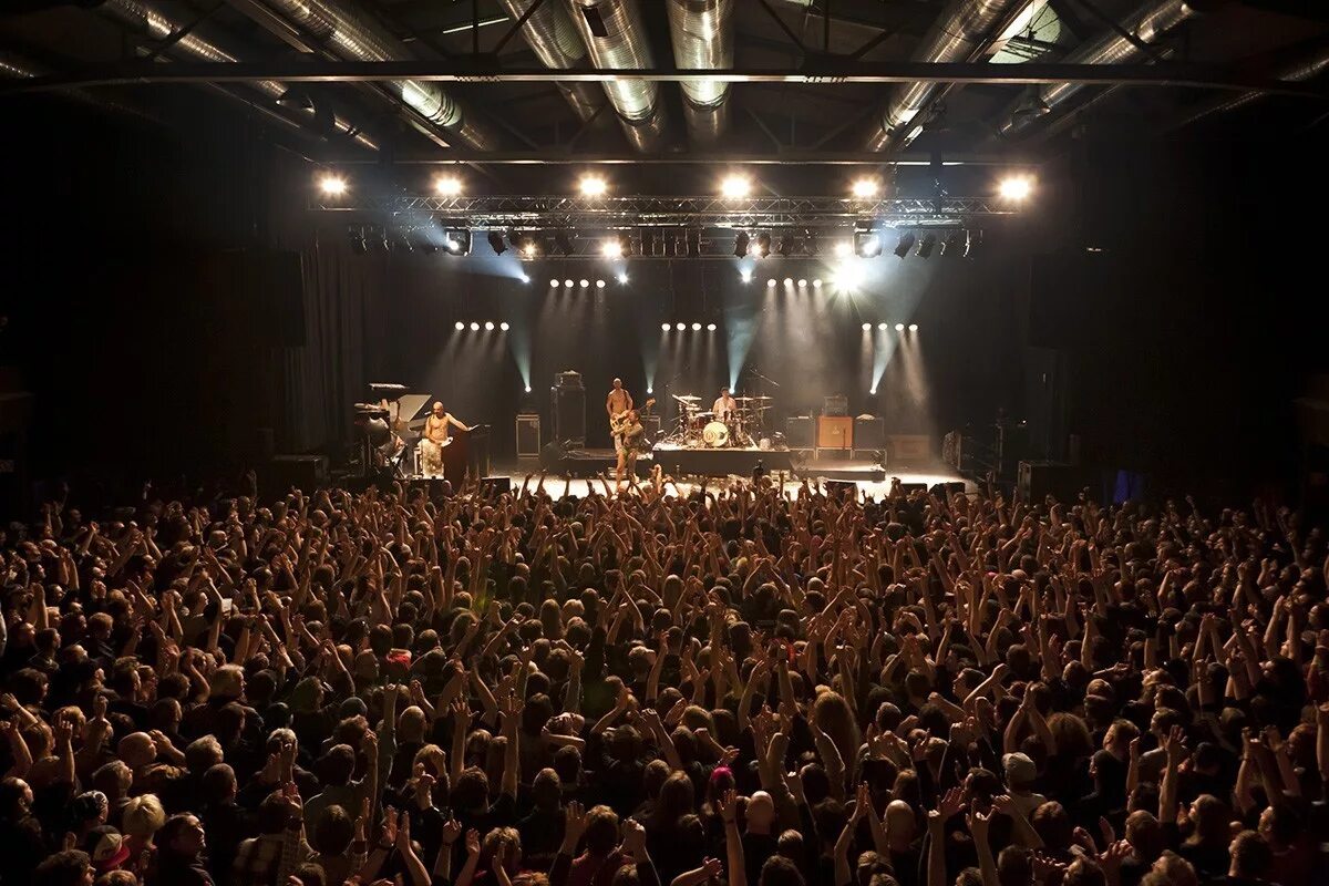 Концерты рнд. Галерея астор ростов-на-дону концерты на крыше. Концерт. Концерты рнд. Рок концерты в москве.