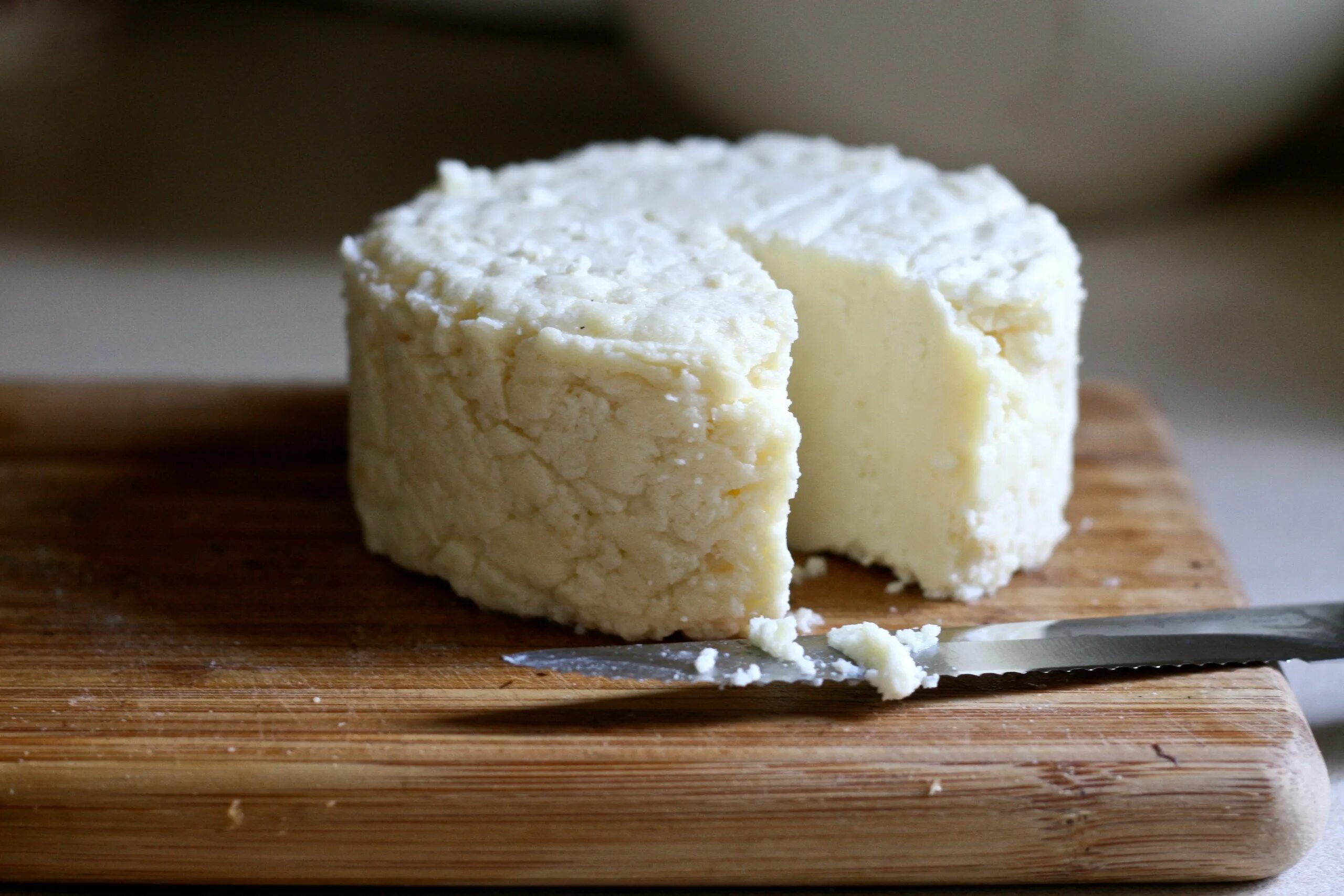 Сделать домашний сыр из творога рецепт. Сыр рикотта домашний. Домашний сыр. Сыр из творога. Творог сыр домашний.