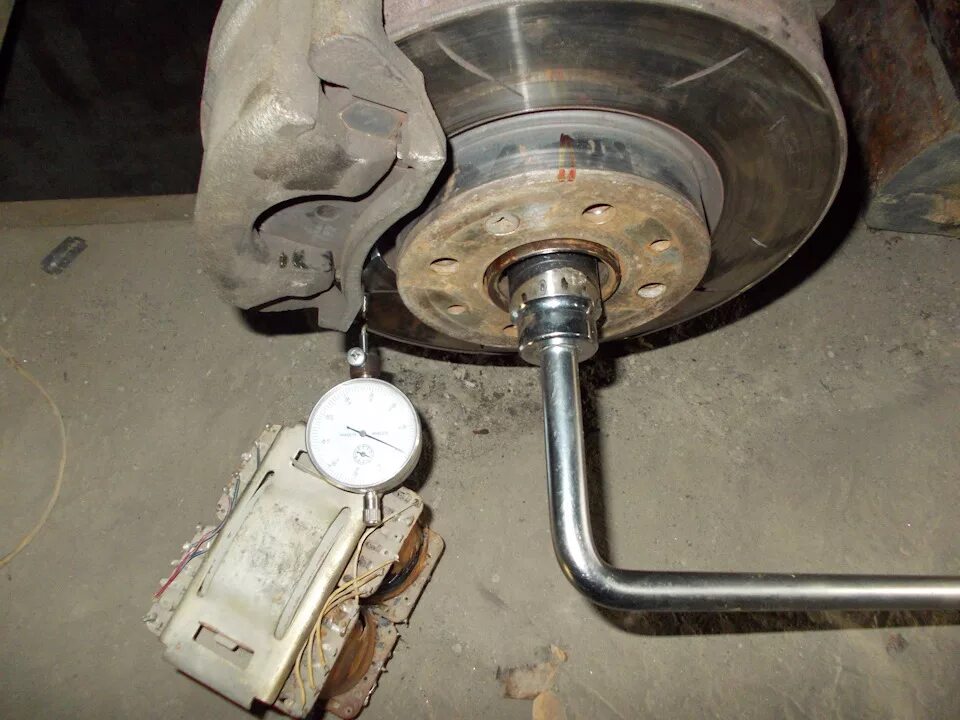 Замер биения тормозного диска. Индикатор биения тормозного диска cr-07600. 05 мм биение тормозного диска. Проверка биения диска. Прибор для проверки биения тормозных дисков.