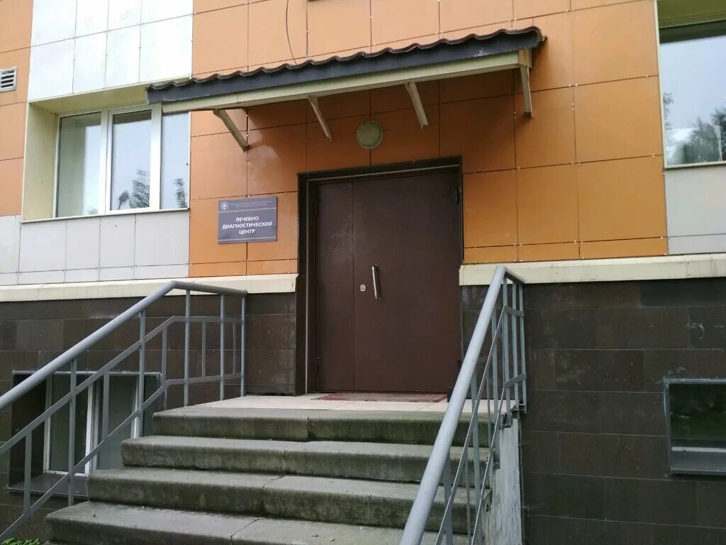 Ломоносова. Мноц мгу стационар. Мфц мга. Магазины в сиверской. Сотрудник мфц.