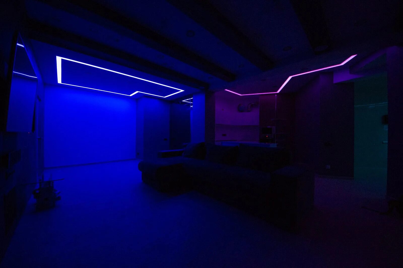 фиолетовый неон. фон с подсветкой. световой фон. неоновое освещение в комнате. пустая комната с неоновой подсветкой.