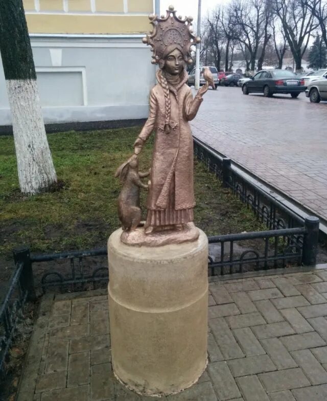 Зайцы в костроме фигуры. Памятник Снегурочке в Костроме. Сусанинская площадь Кострома памятник Снегурочке. Снегурочка в Костроме скульптура. Кострома достопримечательности памятники Снегурочка.