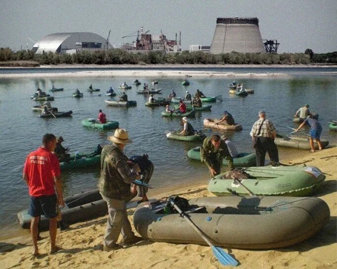 Рыбак в надувной лодке. Првилаповедение на воде. Резиновая лодка тонет. Перевернутая надувная лодка. Лодка с веслами пластиковая.