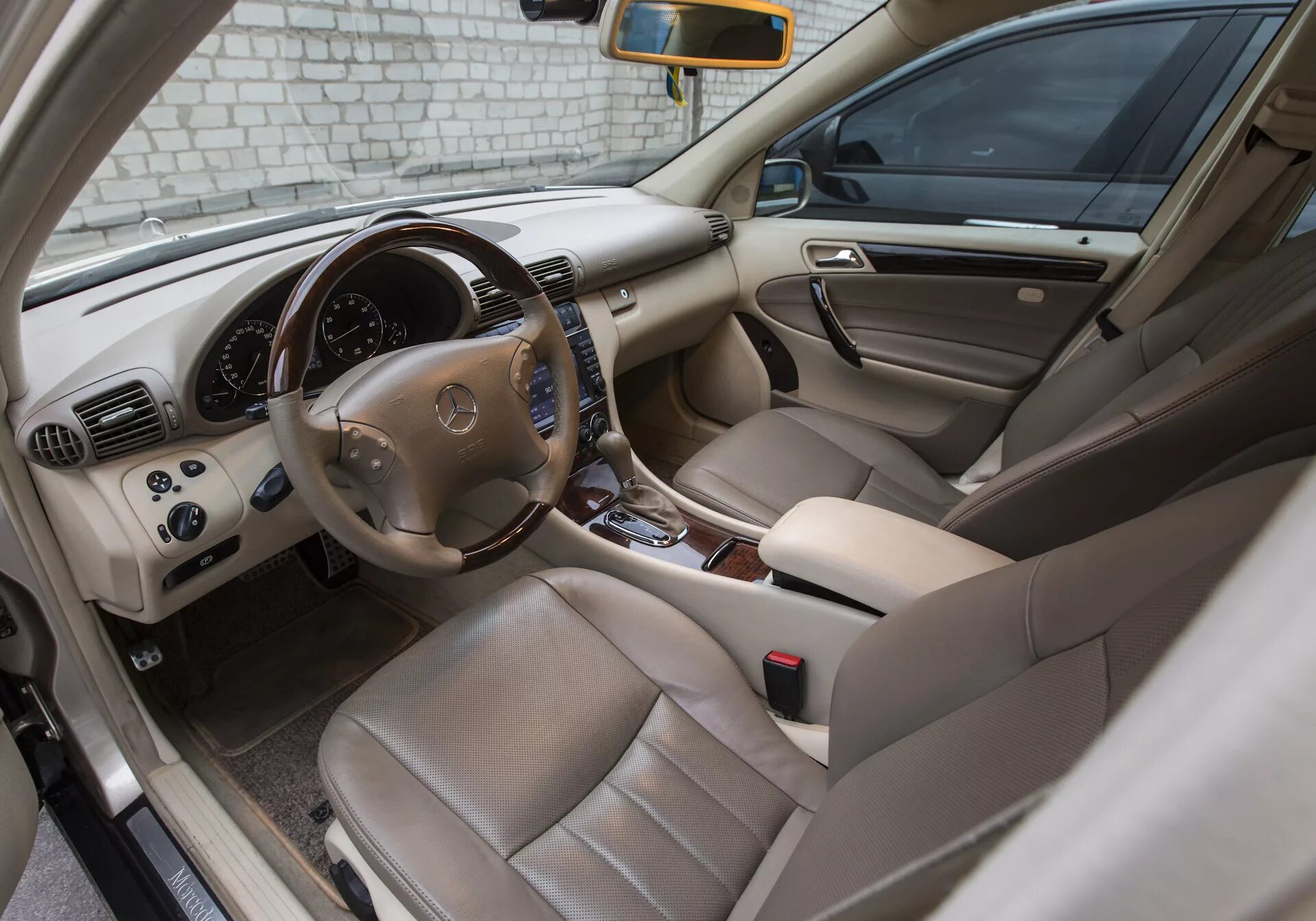 Салон ума. Мерседес бенц а 200 салон. mercedes benz c class 2000 салон. mercedes benz c200 kompressor салон. мерседес с200 2003 салон.