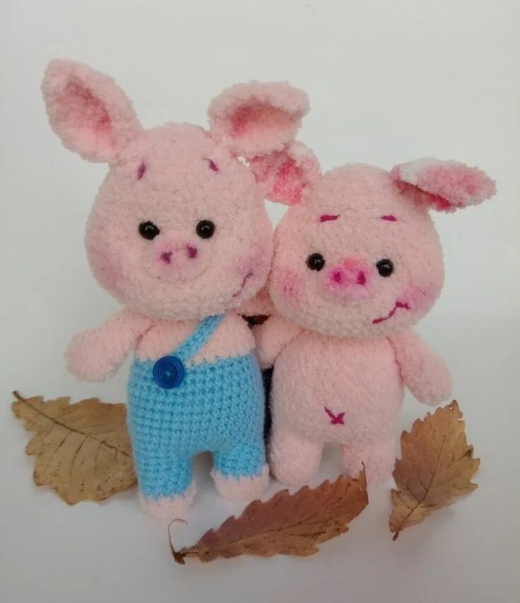 Вязаные игрушки хрюшки. Хрюшка крючком из плюшевой пряжи. Плюшевая свинка крючком. Вязаный поросенок. Плюшевая свинка амигуруми.