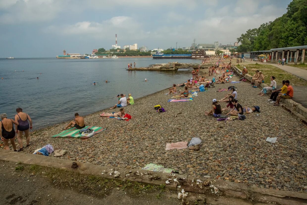 Владивосток пляжный отдых. Двимовский пляж Владивосток. Центральный пляж Владивостока. Пляж Юбилейный Владивосток. Владивосток летом пляж.